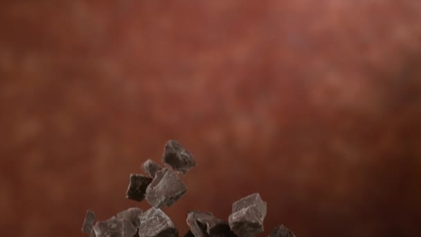 Çikolata Parçaları Ağır Çekimde Uçuşuyor Fantom Flex Çekiliyor — Stok video