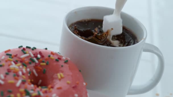 Donut Com Café Derramando Câmera Lenta — Vídeo de Stock