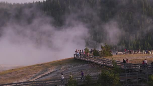 Park Narodowy Yellowstone Około 2018 Roku Turyści Spacerujący Ścieżkami Gejzerów — Wideo stockowe