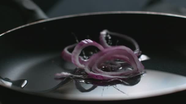 红洋葱在超慢速运动中与油一起倒入锅中 用幻影Flex 4K射击 — 图库视频影像