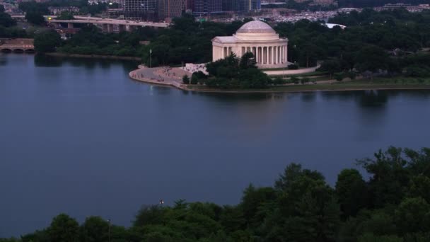 Washington 2017 Dolaylarında Tidal Basin Üzerinde Jefferson Memorial Doğru Uçuyor — Stok video