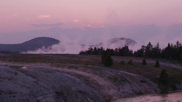 Gejzír Medence Naplementekor Yellowstone Nemzeti Park — Stock videók