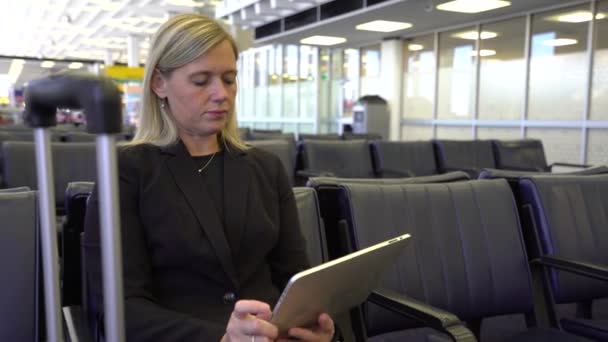Forretningskvinne Som Bruker Digital Nettbrett Flyplassen – stockvideo