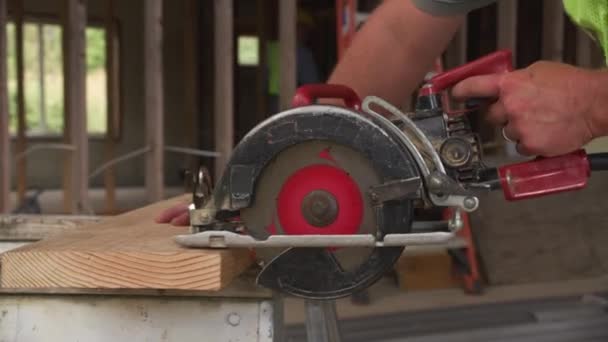 圆锯式建筑工人切割机的安装 — 图库视频影像