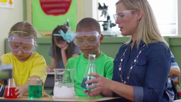 Δάσκαλος Και Μαθητές Κάνουν Επιστημονικό Πείραμα Στη Σχολική Τάξη — Αρχείο Βίντεο