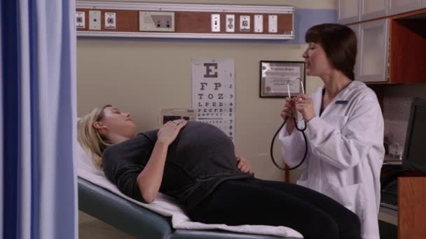 妊婦は医者に診察を受ける — ストック動画