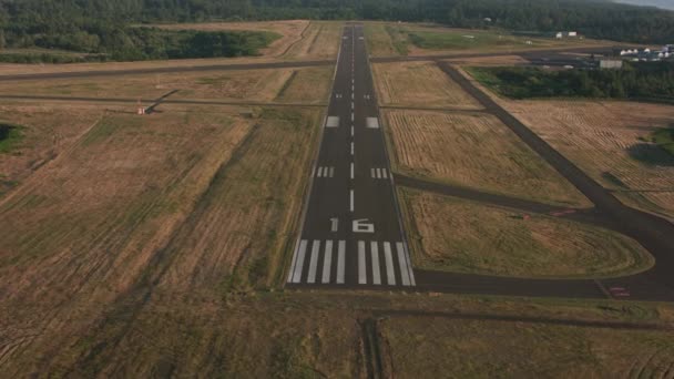 Mendarat Landasan Pacu Bandara Ditembak Dengan Cineflex Dan Red Epic — Stok Video