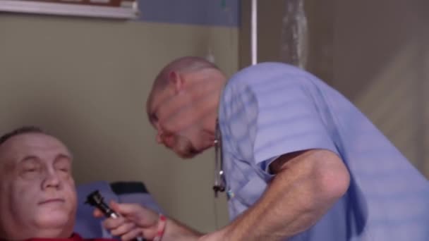 Senior Mann Blir Undersøkt Sykehuset – stockvideo