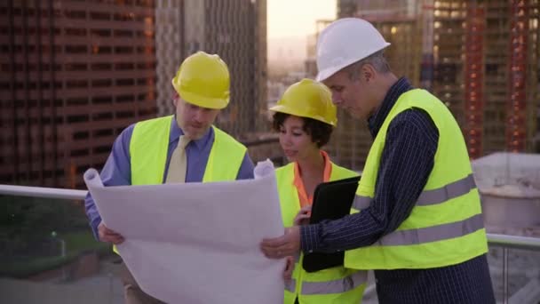 Три Архитектора Вместе Просматривают Планы — стоковое видео