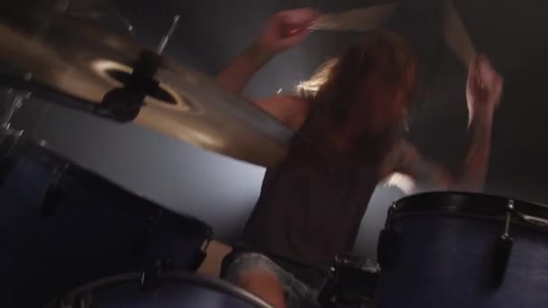 헤비메탈 밴드에서 동작으로 드럼을 연주하는 — 비디오