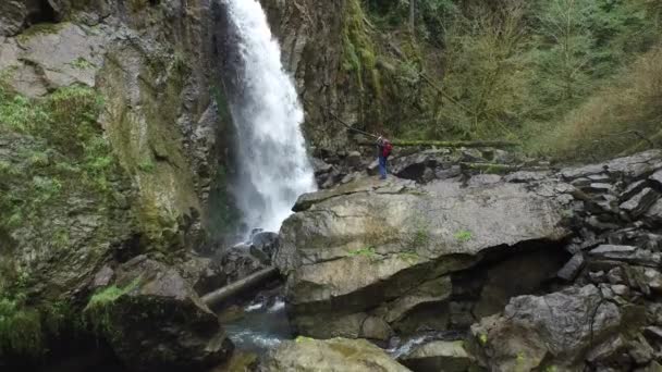 Foto Aérea Mochilero Tomando Fotos Cascada — Vídeos de Stock