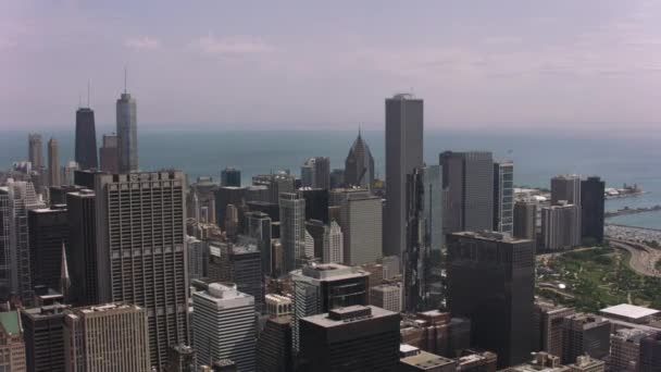 2017年頃 イリノイ州シカゴのダウンタウンの昼間空撮 CineflexとRed Epic Heliumで撮影 — ストック動画