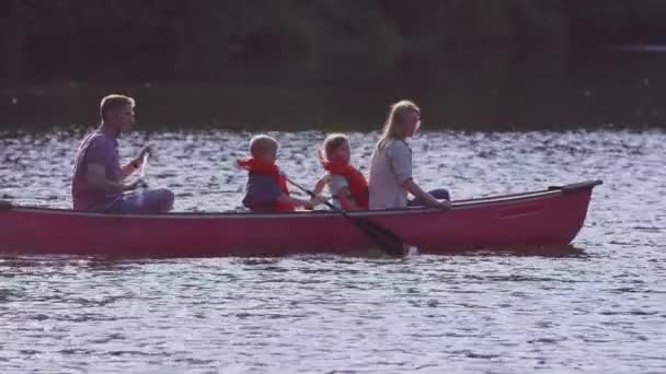 Familia Remando Canoa Día Soleado — Vídeos de Stock