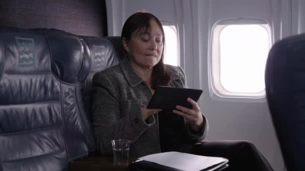 Liikenainen Joka Käyttää Digitaalista Tablettia Lentokoneessa — kuvapankkivideo