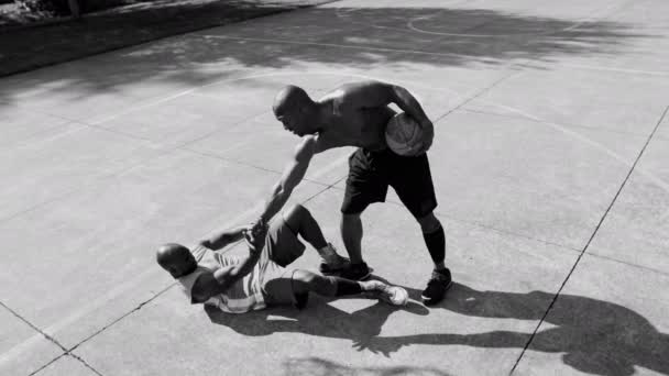 Hommes Afro Américains Jouant Basket Rue — Video