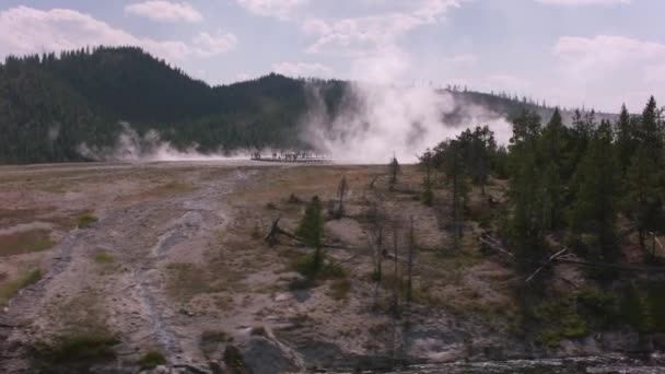 Alsó Gejzír Medencében Yellowstone Nemzeti Parkban — Stock videók