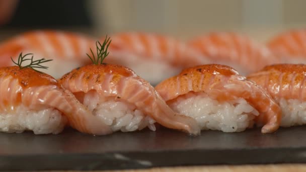 Chef Lägger Garnering Till Sushi — Stockvideo