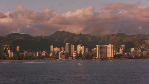 ホノルル オアフ島 ハワイ2018年頃 夜遅くの太陽の下でホノルルとワイキキビーチの空中ビュー CineflexとRed Epic Heliumで撮影 — ストック動画