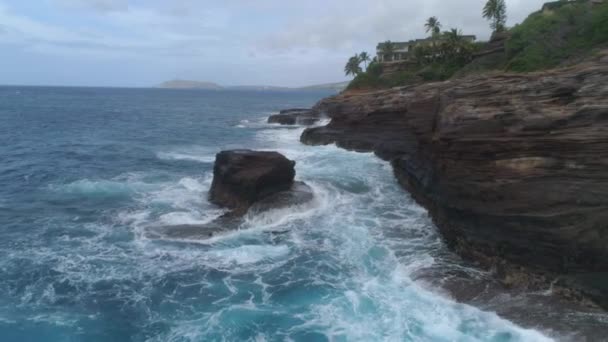 Laaghoekig Zicht Golven Neerstortende Kliffen Rotsen Oahu Hawaï — Stockvideo