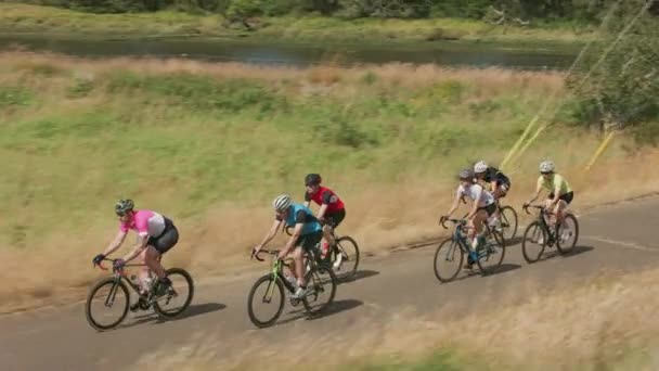 Grupp Cyklister Natursköna Landsvägen Helt Frisläppt För Kommersiellt Bruk — Stockvideo