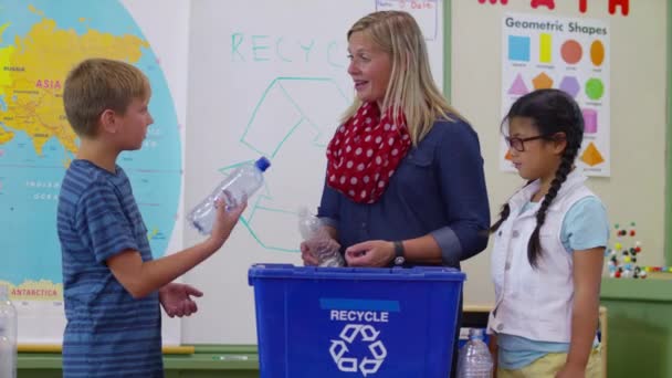 Tanár Diákok Osztályteremben Üvegeket Tesznek Újrahasznosító Kukába — Stock videók
