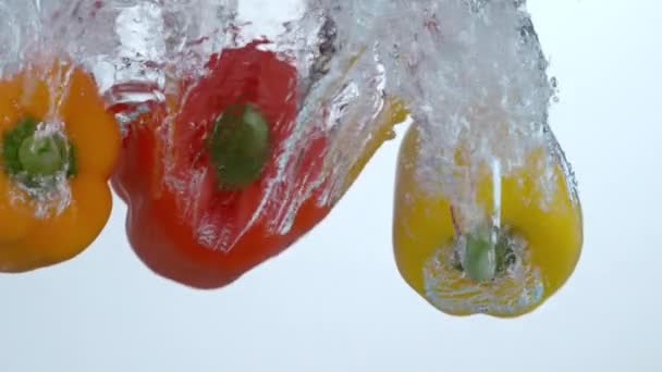 Pimentos Sino Salpicando Água Câmera Lenta — Vídeo de Stock