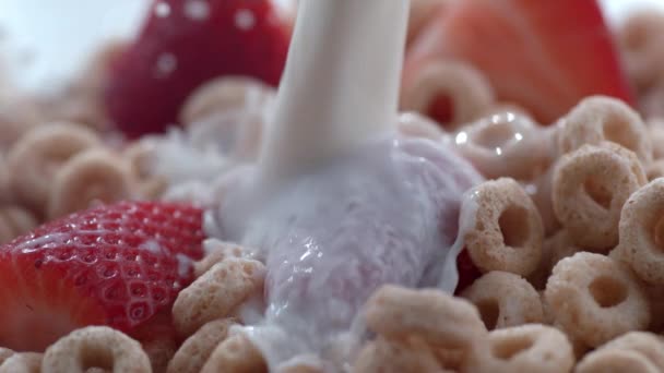 Zbliżenie Mleka Wylewającego Się Miskę Zbóż Truskawkami — Wideo stockowe