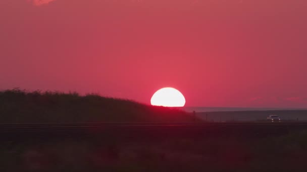 Wyoming Około 2018 Roku Wschód Słońca Ciężarówką Jadącą Drogą Krajową — Wideo stockowe