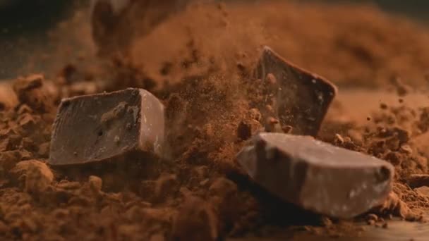 Csokoládé Darabok Beleesnek Porított Csokoládéba Phantom Flex Val Lőve — Stock videók