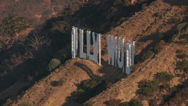 カリフォルニア州ロサンゼルス 2017年頃 ハリウッドサインの空中ビュー CineflexとRed Epic Heliumで撮影 — ストック動画
