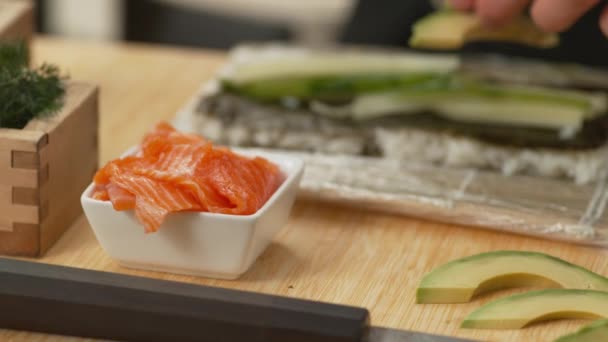 寿司職人が巻き寿司を作る — ストック動画