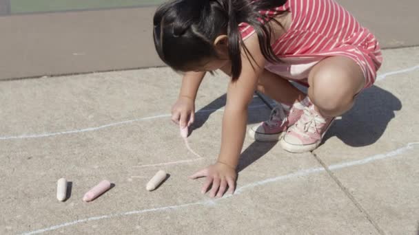 Junges Mädchen Spielt Hopscotch Park Und Zeichnet Mit Kreide — Stockvideo