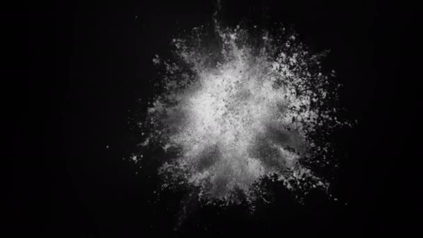 白色粉末爆炸在黑色背景在超级慢动作 拍摄与幻影 Flex — 图库视频影像