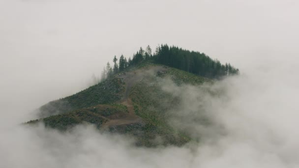 Oregon Circa 2017 Zdjęcia Lotnicze Wzgórza Otoczonego Chmurami — Wideo stockowe