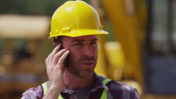 Cep Telefonuyla Konuşurken Inşaat Işçisi — Stok video