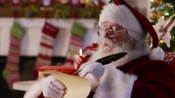 Nahaufnahme Weihnachtsmann Schreibt Auf Liste — Stockvideo