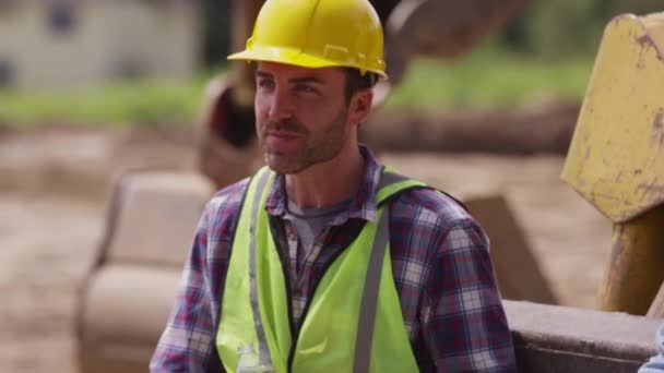 Zwei Arbeiter Beim Mittagessen Auf Der Baustelle — Stockvideo