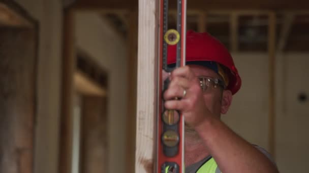 建設労働者のレベルをチェック — ストック動画