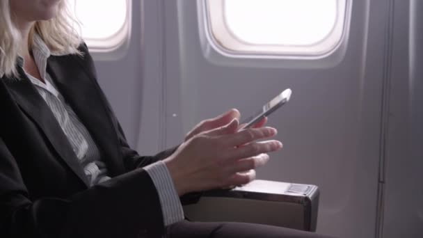 Liikenainen Puhuu Kännykkään Lentokoneessa — kuvapankkivideo