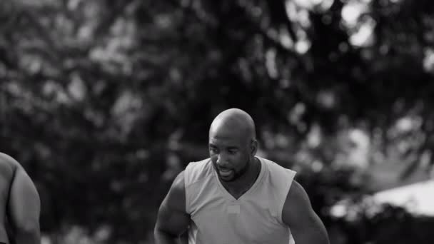アフリカ系アメリカ人男性がストリートバスケットボールをする — ストック動画