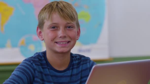 Portré Fiatal Fiú Iskolai Osztályteremben Laptop Számítógép — Stock videók