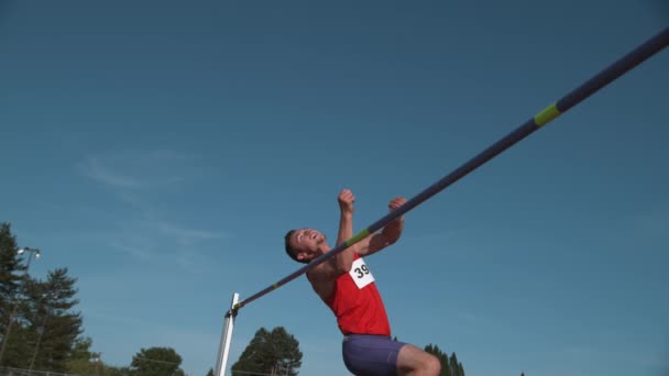 Atleta Pista Haciendo Salto Altura Cámara Súper Lenta Disparo Phantom — Vídeo de stock