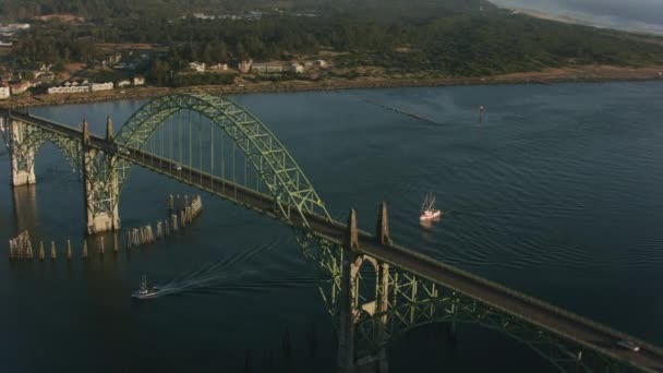 オレゴン州ニューポート2017年頃 ヤキナ湾橋の空中撮影 CineflexとRed Epic Heliumで撮影 — ストック動画