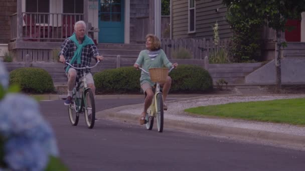 Ηλικιωμένοι Ζευγάρι Ιππασία Ποδήλατα Μαζί — Αρχείο Βίντεο