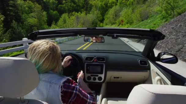 Γυναίκα Οδήγηση Μετατρέψιμο Αυτοκίνητο Καμπυλωτό Δρόμο — Αρχείο Βίντεο