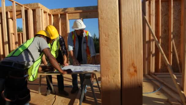 Grupo Trabalhadores Construção Olhar Para Planos — Vídeo de Stock