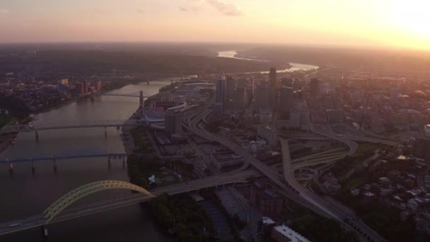 Pemandangan Udara Cincinnati Ohio Saat Matahari Terbenam — Stok Video