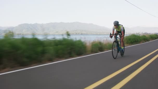 Rastreamento Uma Ciclista Feminina Estrada Rural Totalmente Liberado Para Uso — Vídeo de Stock