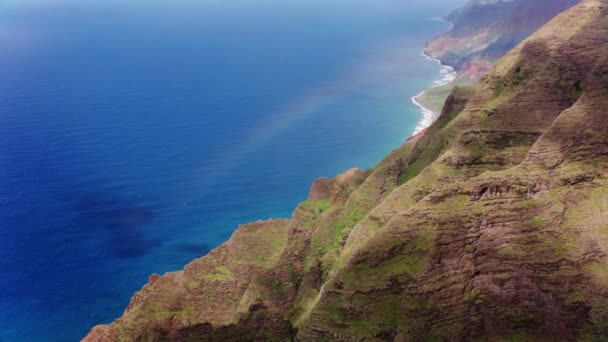 Kauai Hawaii Circa 2018 Luftfoto Kauais Smukke Pali Kyst Regnbue – Stock-video