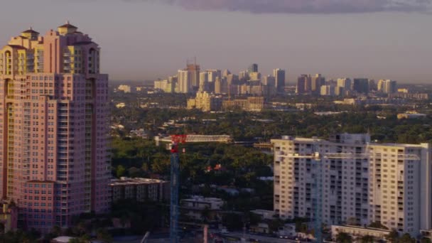 Luchtfoto Van Miami Beach Hotels Voorgrond Met Miami Florida Achtergrond — Stockvideo